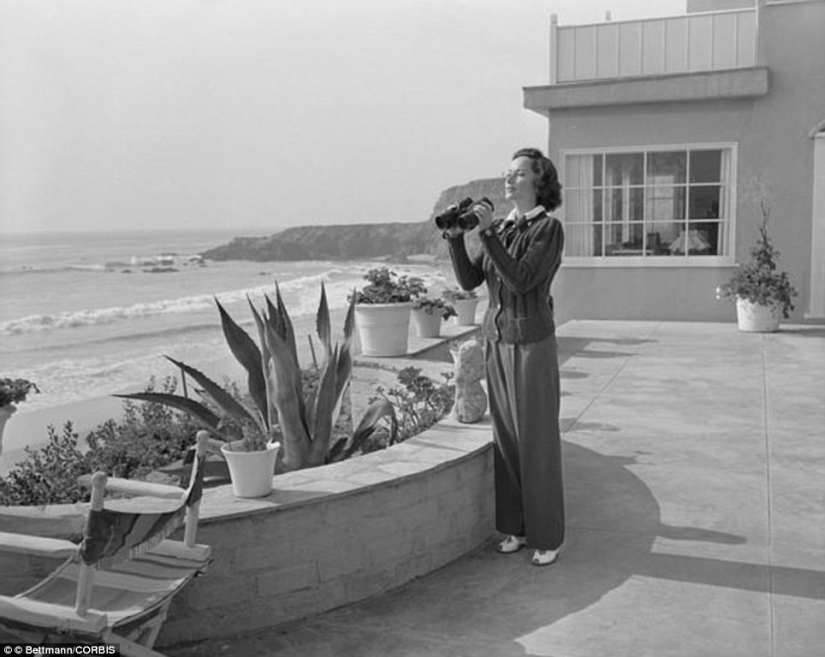 Life on the Beach: Hollywood&#39;s Golden Era Stars in a Black and White Album of Beach Glamor Photos