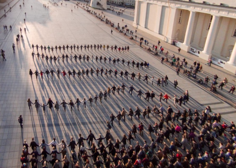 Lithuanian lost eight friends due to suicides and staged a flash mob to talk about the number of suicides