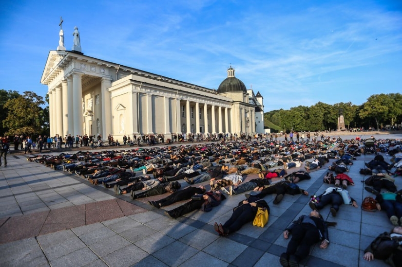 Lithuanian lost eight friends due to suicides and staged a flash mob to talk about the number of suicides
