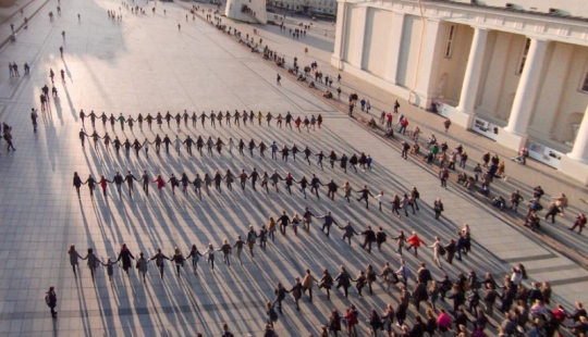 Lithuanian lost eight friends due to suicides and staged a flash mob to talk about the number of suicides