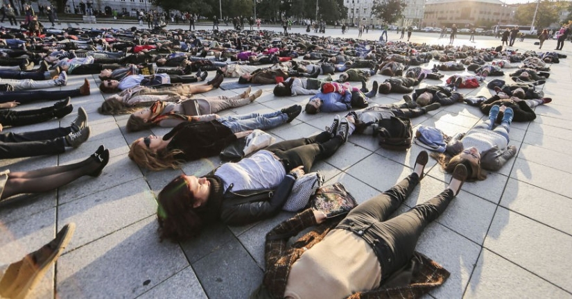 Lituano pierde 8 amigos por suicidio, organiza flash mob para hablar sobre el número de suicidios