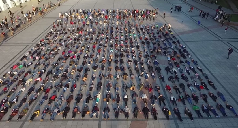 Lituano pierde 8 amigos por suicidio, organiza flash mob para hablar sobre el número de suicidios