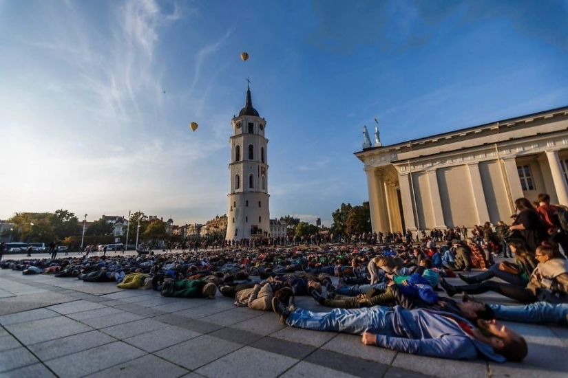 Lituano pierde 8 amigos por suicidio, organiza flash mob para hablar sobre el número de suicidios