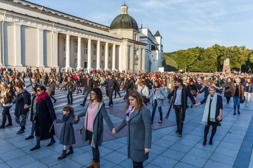 Lituano pierde 8 amigos por suicidio, organiza flash mob para hablar sobre el número de suicidios