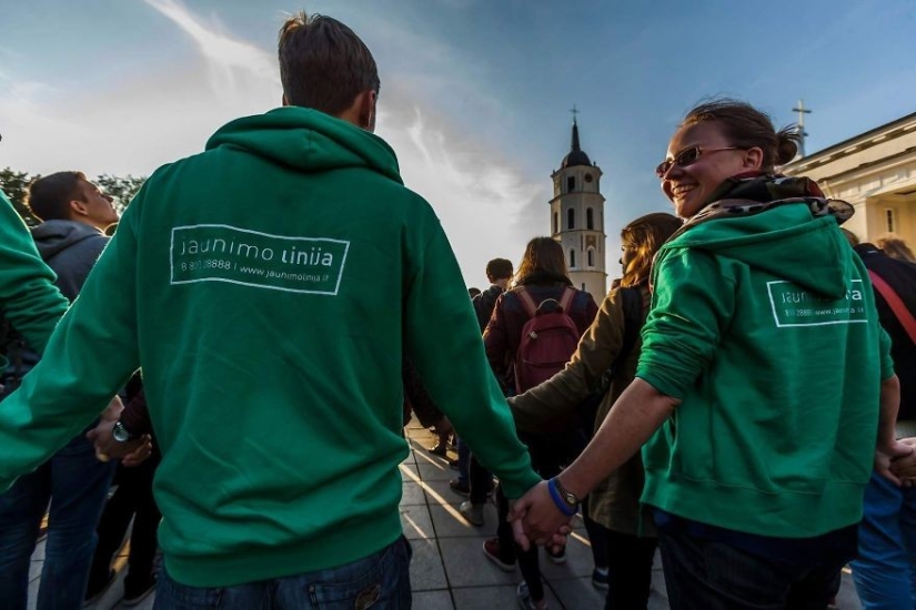 Lituano pierde 8 amigos por suicidio, organiza flash mob para hablar sobre el número de suicidios