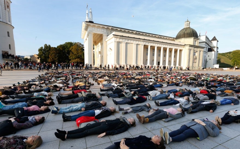 Lituano pierde 8 amigos por suicidio, organiza flash mob para hablar sobre el número de suicidios