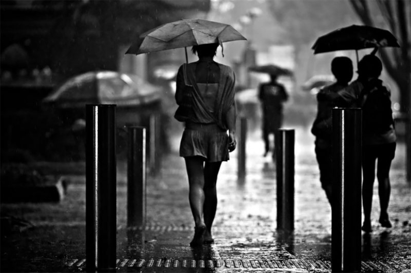 Lluvioso estado de ánimo: un fotógrafo de Singapur capturas de las emociones de las personas durante un aguacero