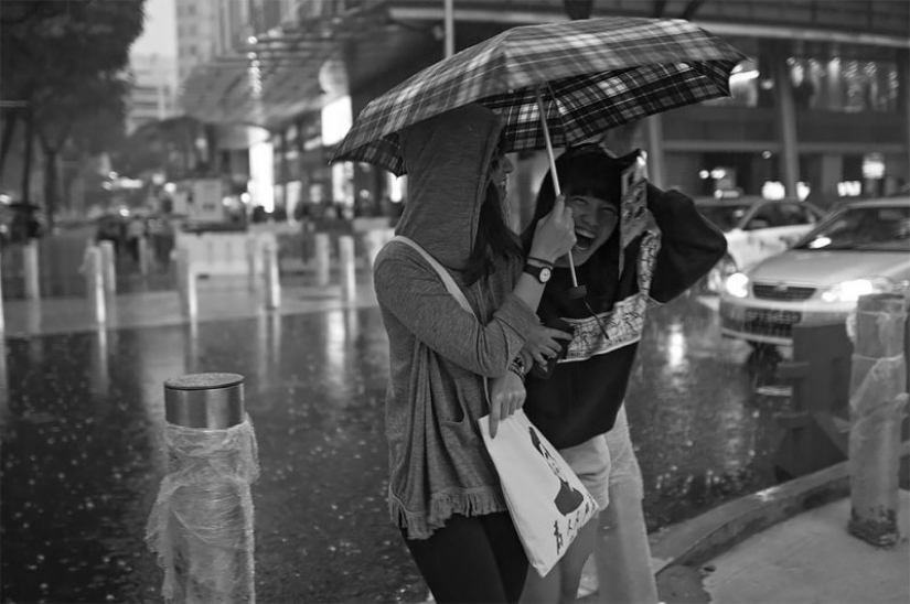 Lluvioso estado de ánimo: un fotógrafo de Singapur capturas de las emociones de las personas durante un aguacero