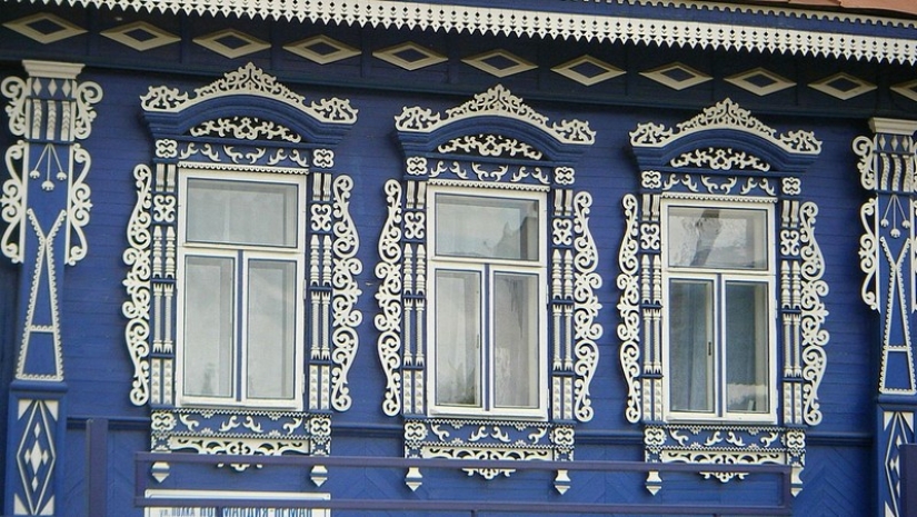 Lo que dicen los marcos de las ventanas de las casas rusas: simbolismo en la arquitectura de madera