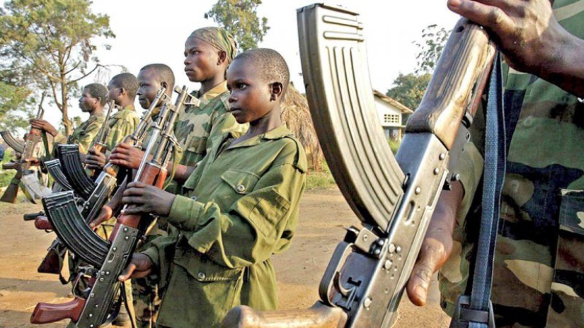 Loco "Hitler" de Uganda, Joseph Kony y su "Señor del ejército" niños asesinos