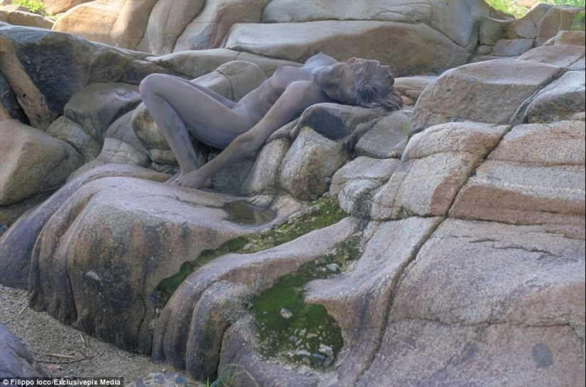 Look for a woman: nude models blend in with the landscape