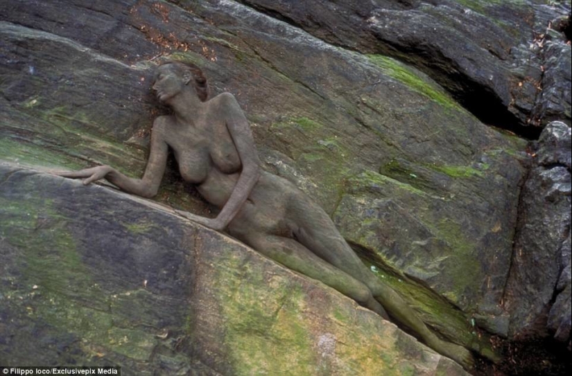 Look for a woman: nude models blend in with the landscape