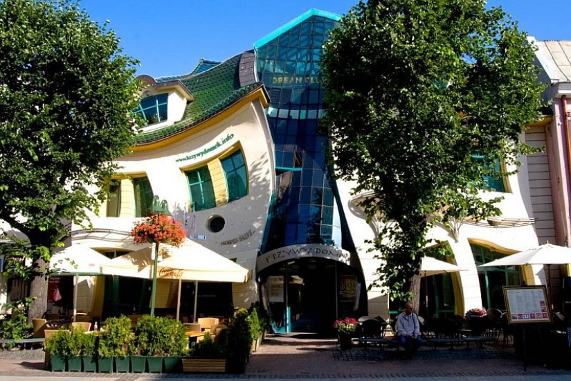 Looks like the crooked house in Sopot, Poland