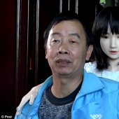 Los chinos comenzaron todo un harén de siete mujeres de goma