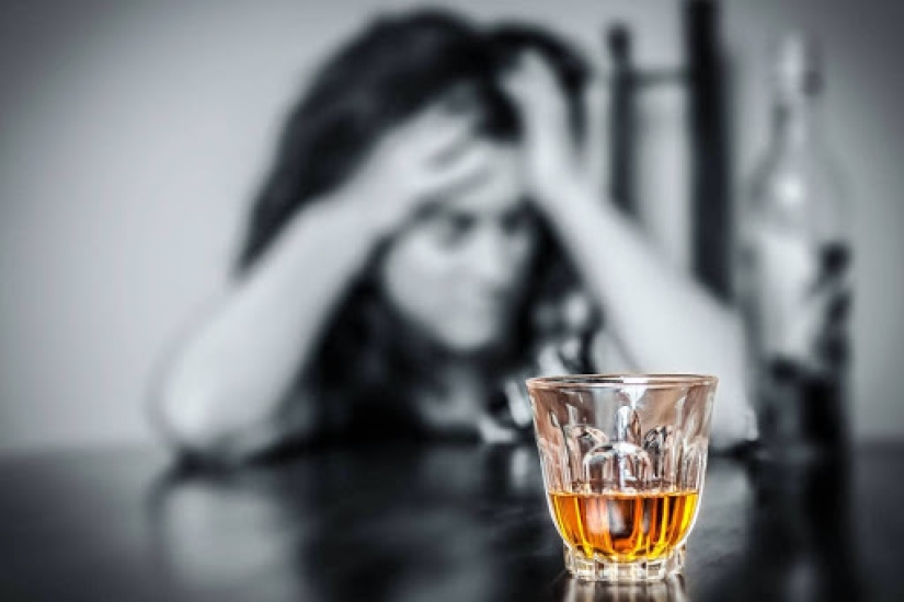 Los científicos han llamado 4 signo, que puede identificar el potencial de los alcohólicos