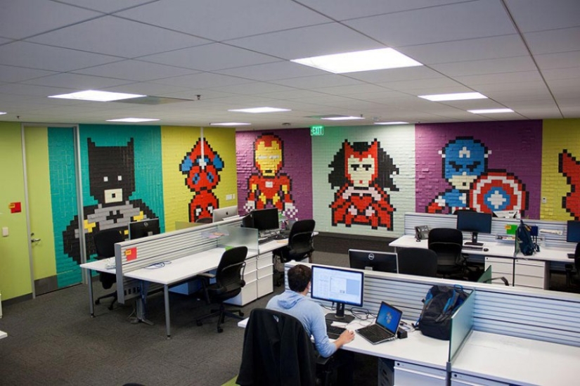 Los empleados usaron calcomanías 8024 para transformar las aburridas paredes de la oficina en un mural de superhéroes
