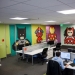 Los empleados usaron calcomanías 8024 para transformar las aburridas paredes de la oficina en un mural de superhéroes
