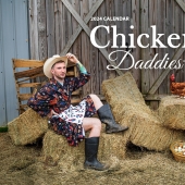 Los granjeros y sus gallinas en el calendario Chicken Daddies 2024
