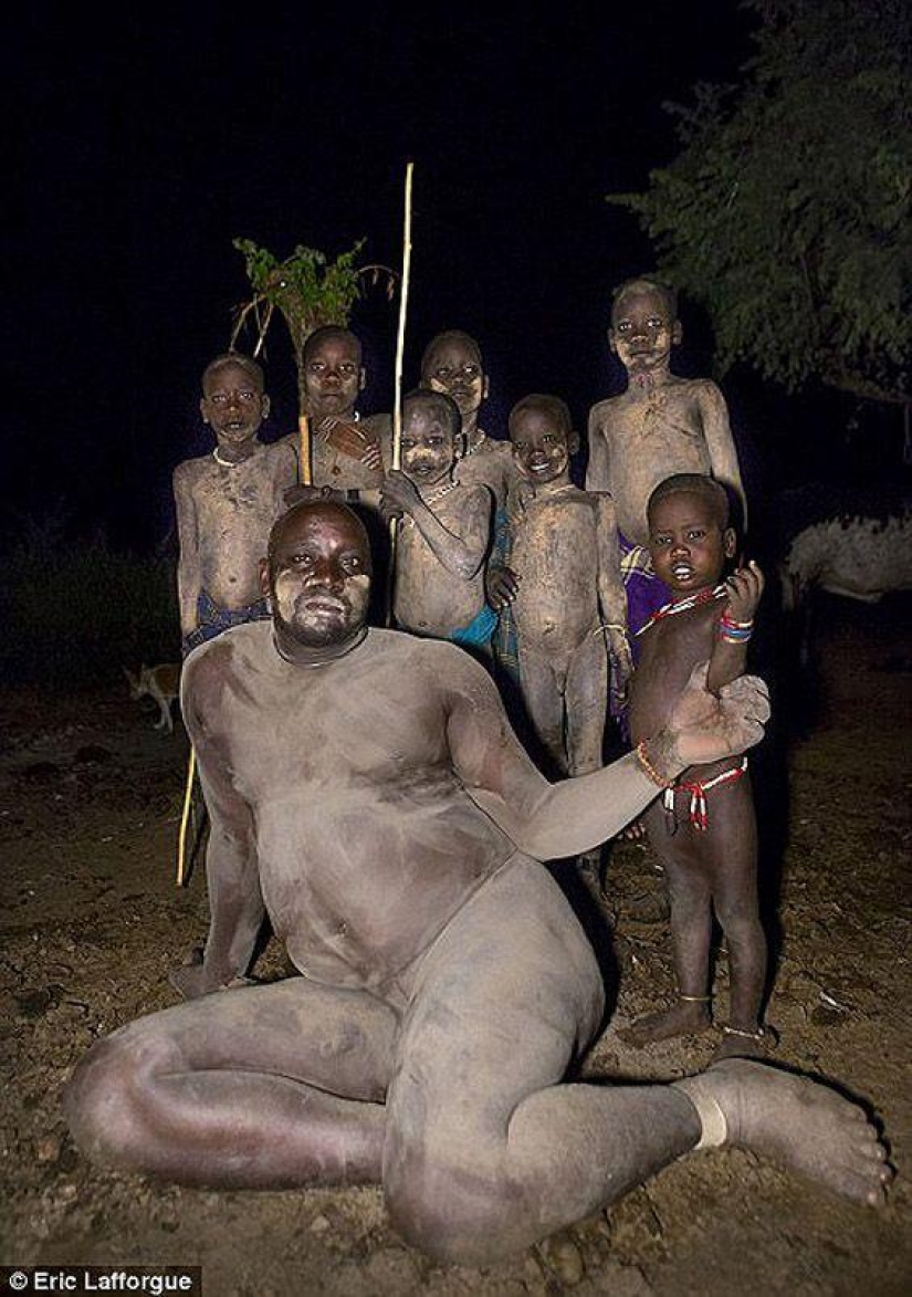 Los hombres de una tribu etíope beben sangre con leche para obtener el título de los residentes más gordos de la aldea