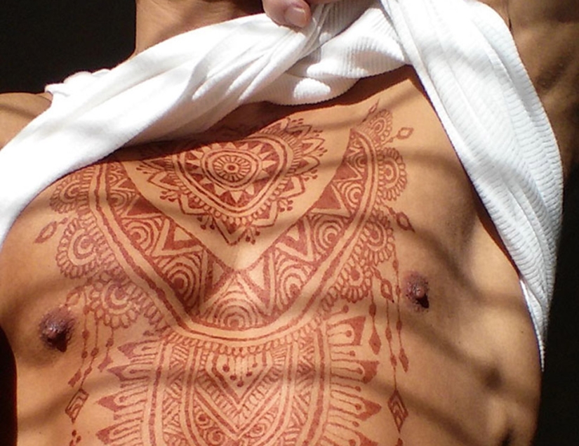 Los hombres también hacen tatuajes de henna, y es muy sexy