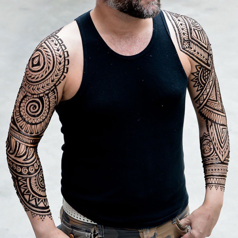 Los hombres también hacen tatuajes de henna, y es muy sexy