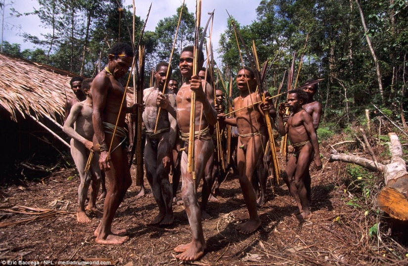 Los Korowai son una misteriosa tribu de caníbales que recientemente han aprendido sobre la civilización