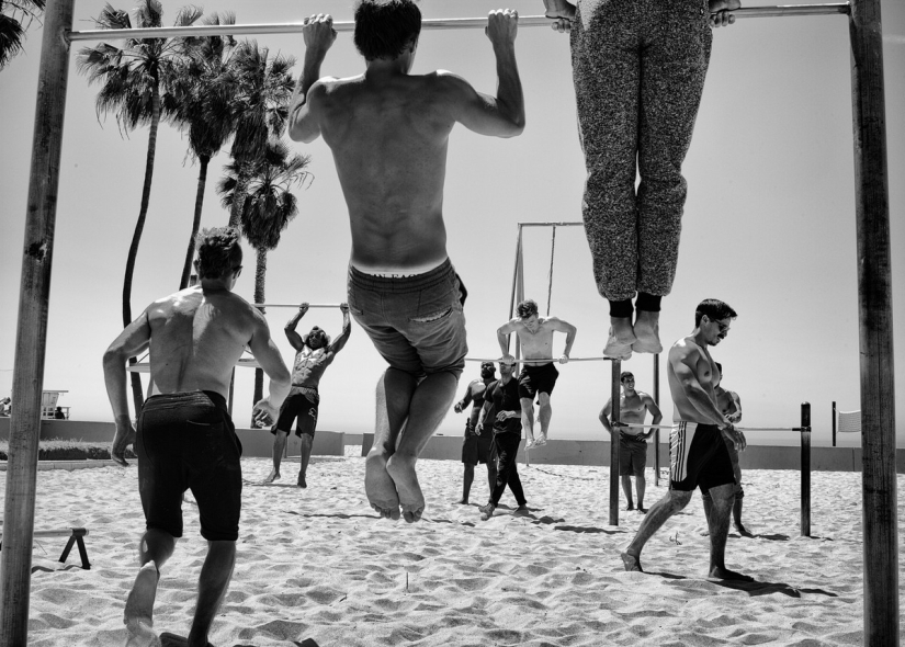 Los últimos días del paraíso bohemio: la loca playa de Venecia en la lente de un fotógrafo israelí