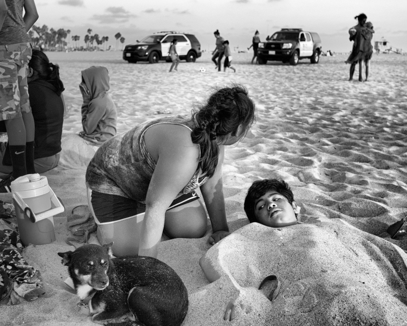 Los últimos días del paraíso bohemio: la loca playa de Venecia en la lente de un fotógrafo israelí