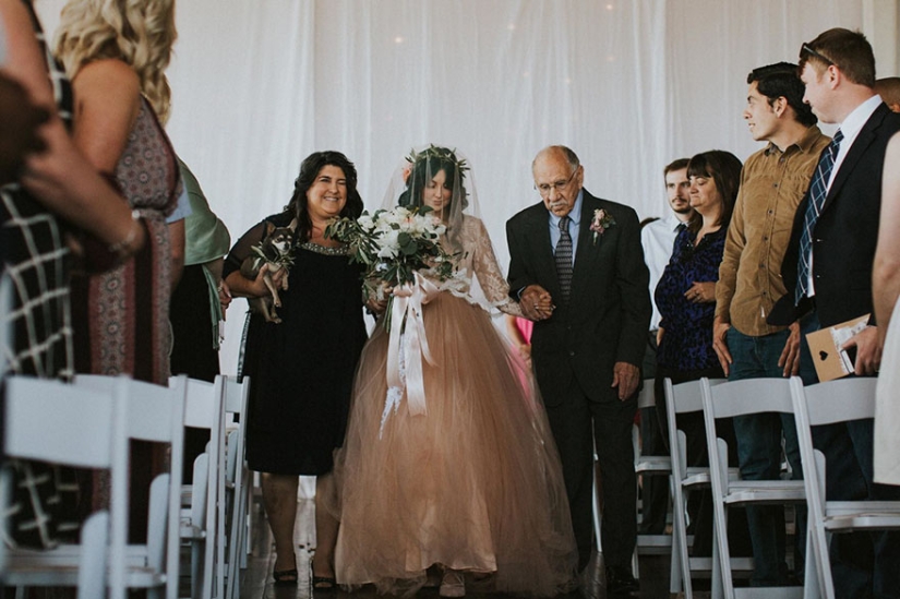 Los milagros suceden: la novia paralizada se levantó y caminó hacia el altar, tocando al novio y a los invitados hasta las lágrimas