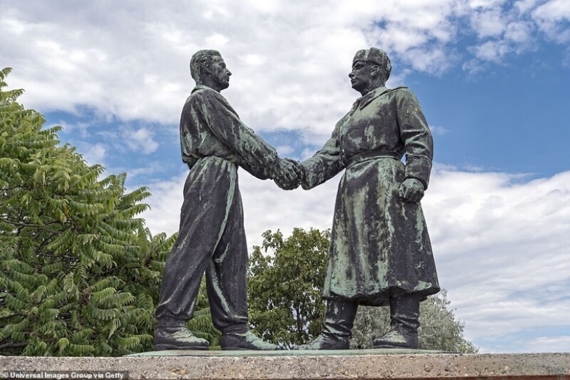 Los monumentos de la era socialista desde el Parque-Museo "memento" en Hungría