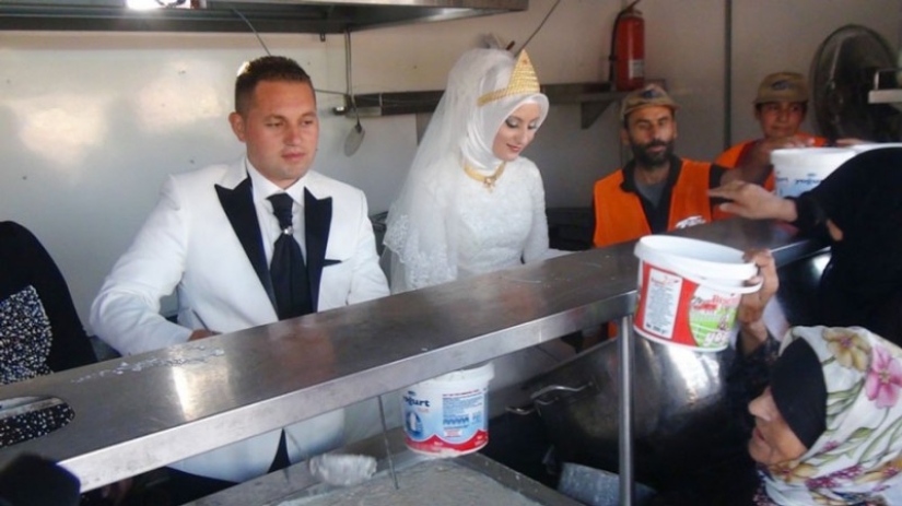 Los novios turcos alimentan a 4.000 refugiados en lugar de casarse