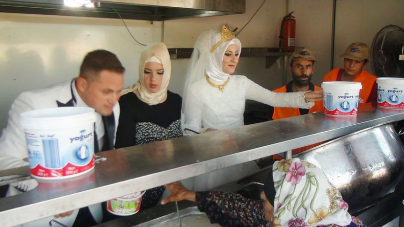 Los novios turcos alimentan a 4.000 refugiados en lugar de casarse