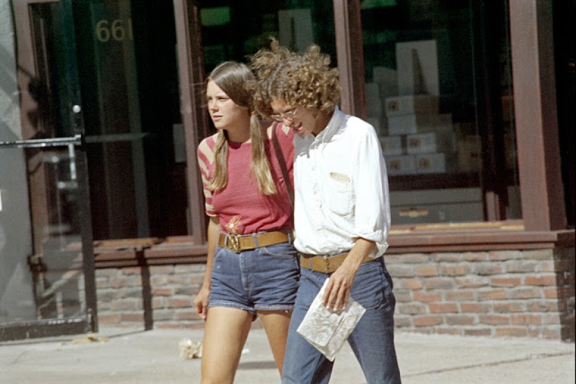 Los pantalones cortos de mezclilla azul son una tendencia favorita de las chicas estadounidenses de los años 70