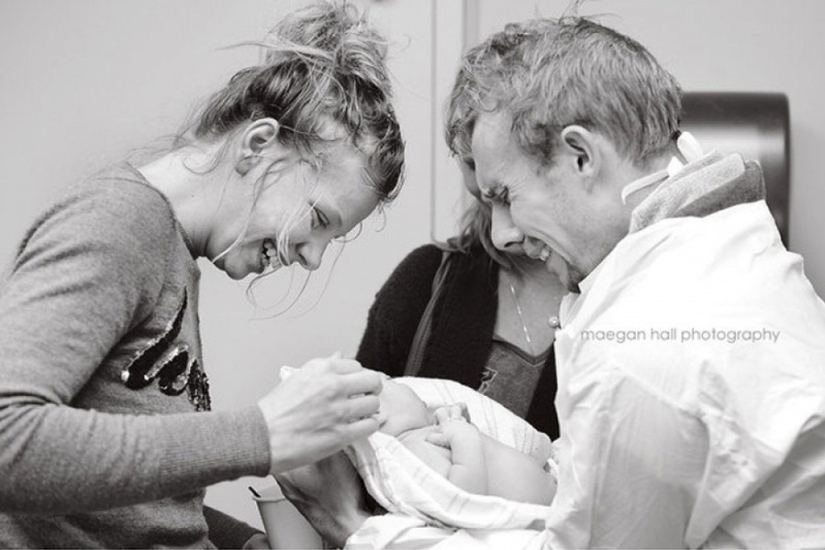 Los papás ven a sus bebés recién nacidos por primera vez