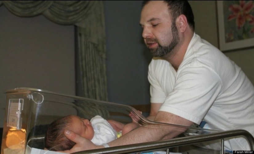 Los papás ven a sus bebés recién nacidos por primera vez