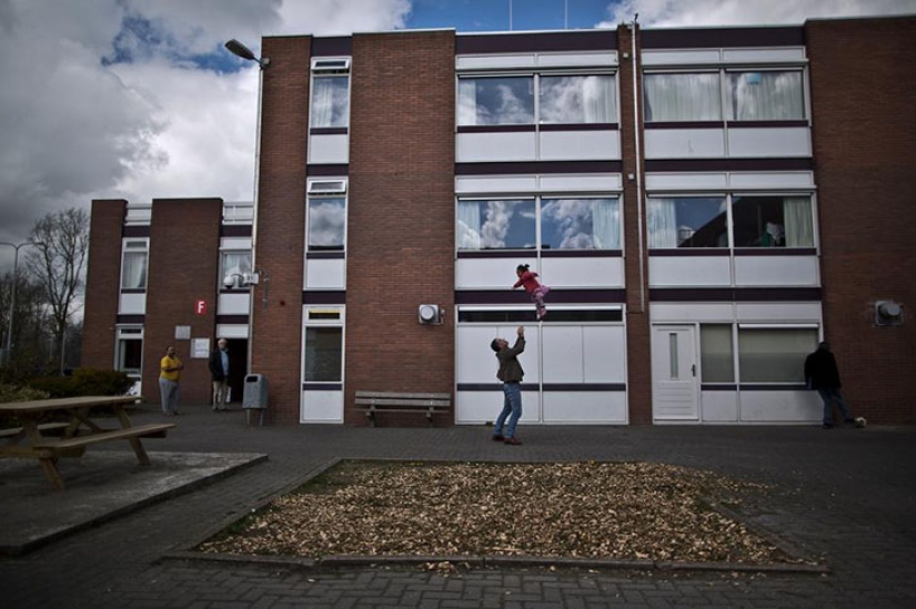 Los refugiados en los Países Bajos son recibidos con los brazos abiertos... y puesto en prisión