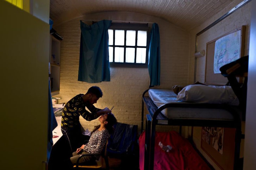Los refugiados en los Países Bajos son recibidos con los brazos abiertos... y puesto en prisión