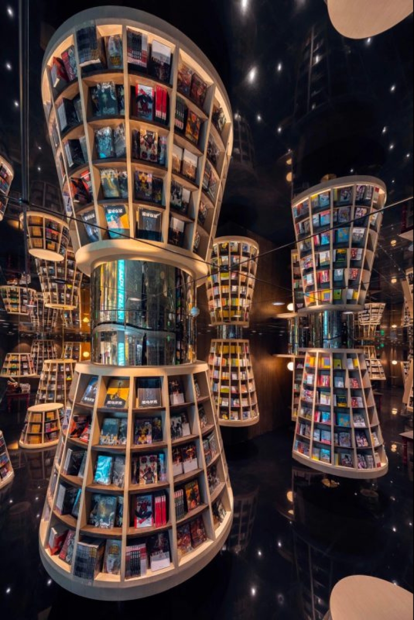Los techos con espejos han convertido una librería china en fabulosos laberintos