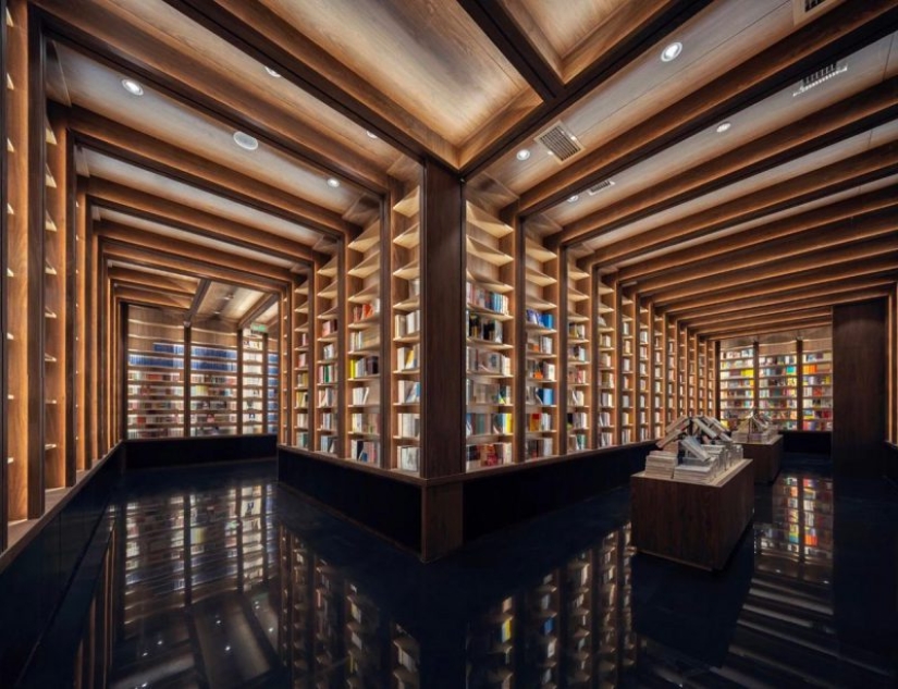 Los techos con espejos han convertido una librería china en fabulosos laberintos