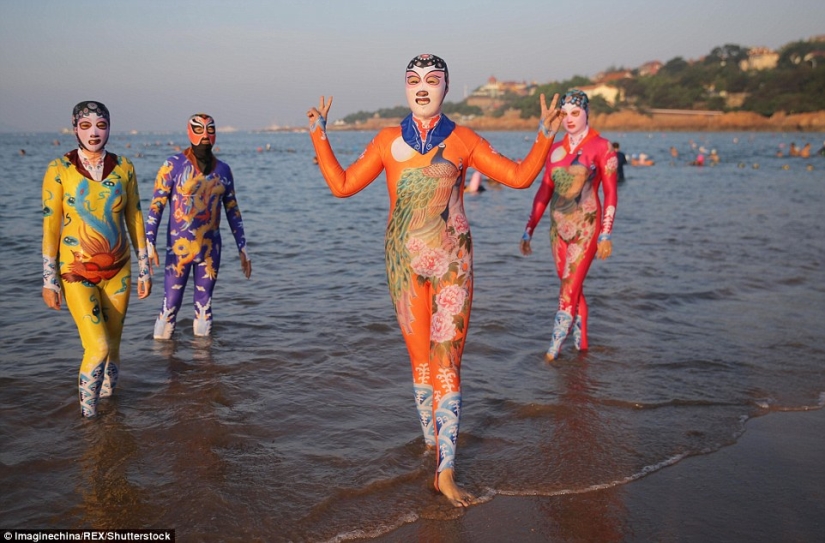 Los trajes de baño chinos "facekini" ahora vienen en forma de panda, tigre y otros animales