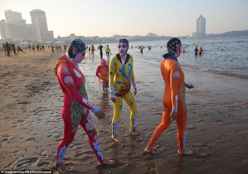 Los trajes de baño chinos "facekini" ahora vienen en forma de panda, tigre y otros animales