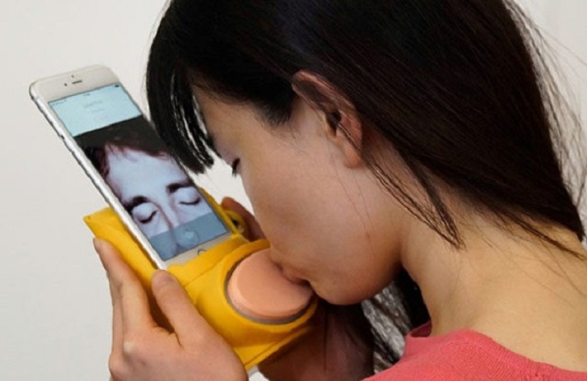 Love in the Hi-Tech style. A device recreating kisses will be released soon