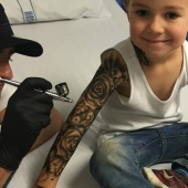 Maestro de Nueva Zelanda hace hermosos tatuajes para niños enfermos