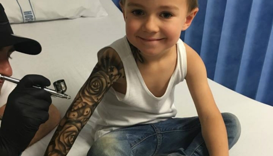 Maestro de Nueva Zelanda hace hermosos tatuajes para niños enfermos
