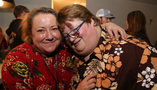 Mamá tiene que cerrar el refrigerador porque su hijo de 200 libras no puede dejar de comer