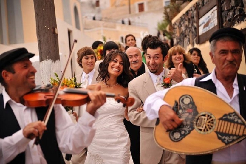 Mandatory traditions that are observed at a Greek wedding