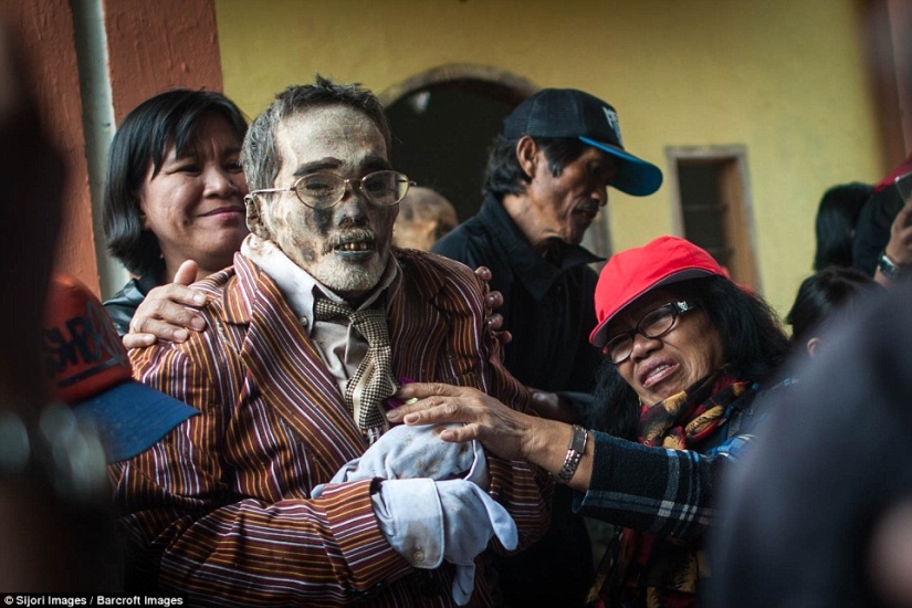Manene Festival: Why do Indonesians dig up dead relatives every 3 years
