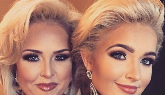 Manzana del manzano: hermosa madre e hija acaban de volar un concurso de belleza Manzana del manzano: hermosa madre e hija acaban de volar un concurso de belleza