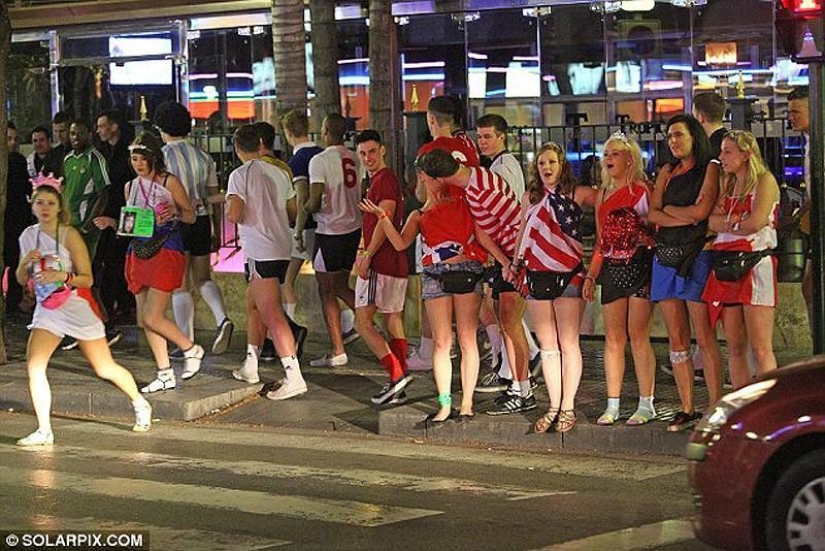 Mar, sol y… ¡demasiada sangría! Estudiantes británicos se relajan en Saloufest