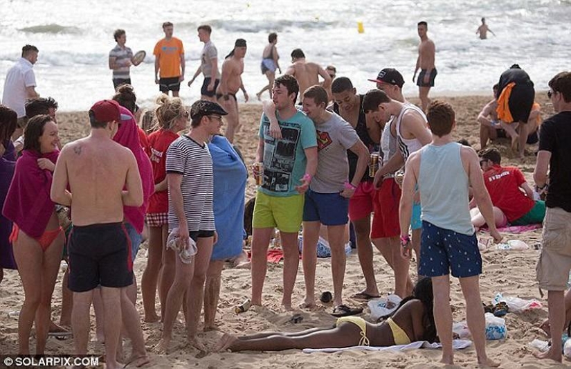 Mar, sol y… ¡demasiada sangría! Estudiantes británicos se relajan en Saloufest